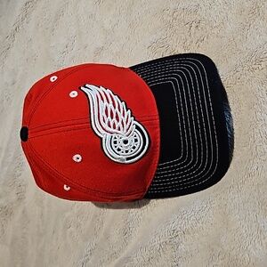 Mens Red Wings hat size medium/large